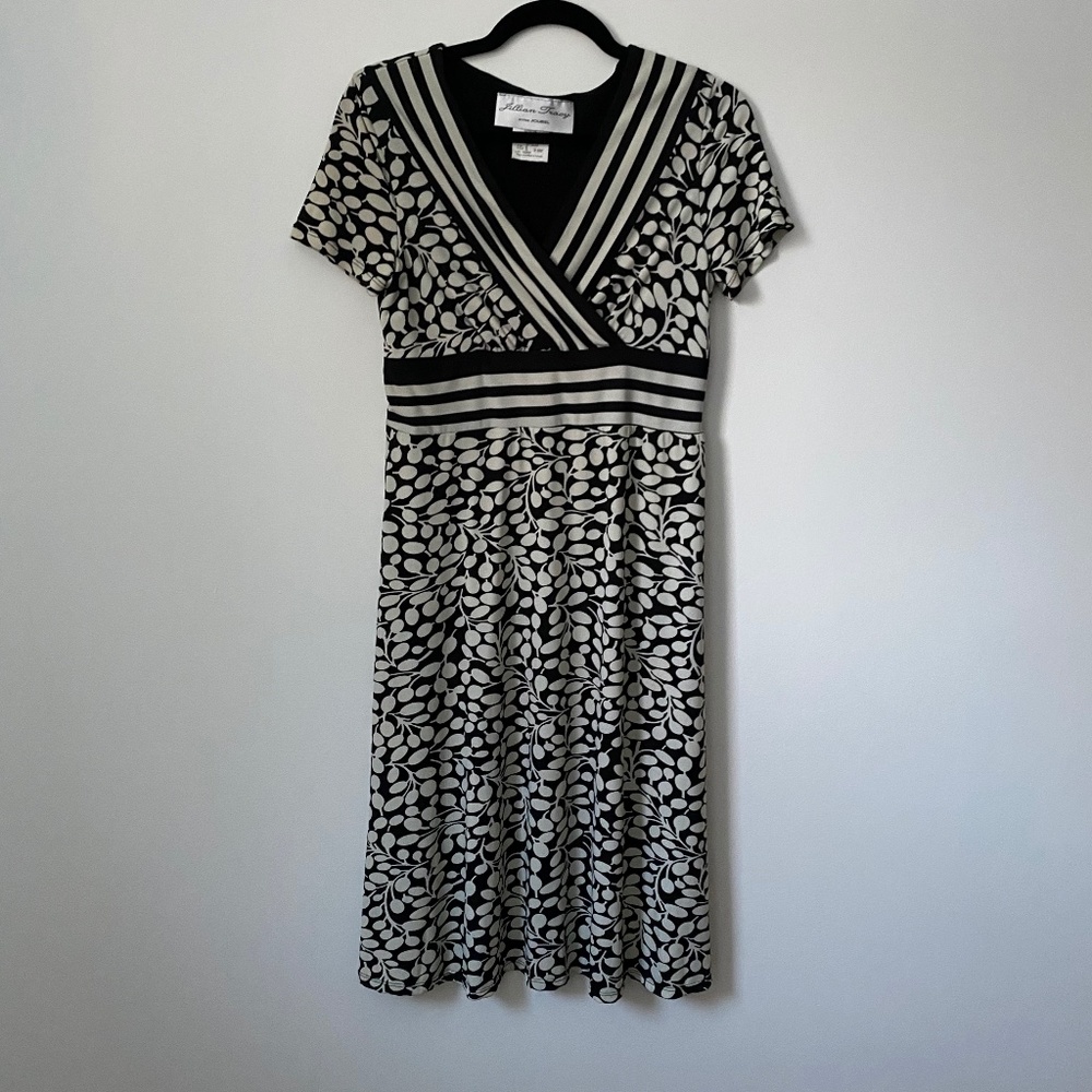 Jillian Tracy Printed V-neck Short Sleeve Dress
